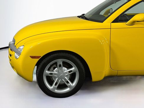 Used 2004 Chevrolet SSR RWD image 37