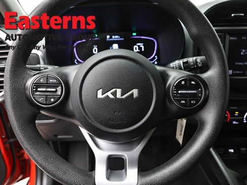 Used 2025 Kia Soul LX w/ LX Technology Package FWD image 10