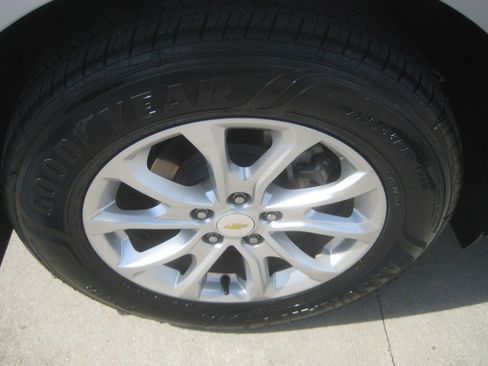 Used 2021 Chevrolet Equinox LT w/ LPO, Cargo Package AWD/4WD image 9