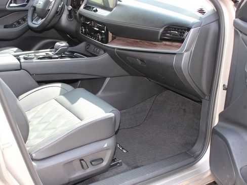Used 2025 Nissan Rogue Platinum AWD/4WD image 6