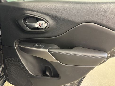 Used 2019 Jeep Cherokee Latitude w/ Cold Weather Group image 24