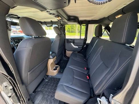 Used 2015 Jeep Wrangler Unlimited Sahara w/ Connectivity Group AWD/4WD image 15