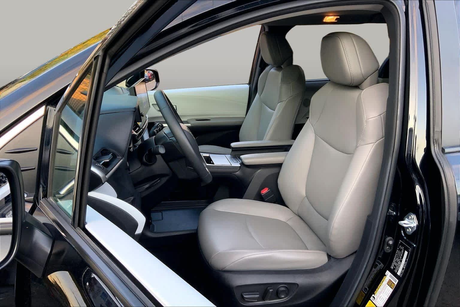 Used 2025 Toyota Sienna XLE FWD image 8