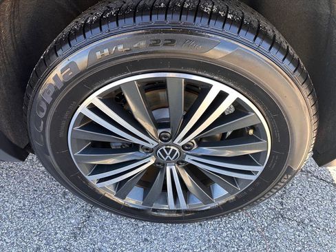 Used 2024 Volkswagen Tiguan Wolfsburg Edition image 28