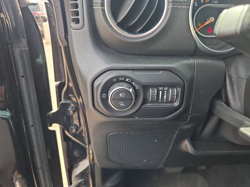 Used 2021 Jeep Gladiator Overland AWD/4WD image 17