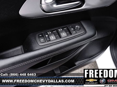 Used 2025 Chrysler Pacifica Limited image 36