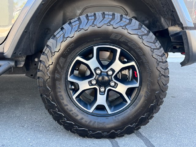 Used 2018 Jeep Wrangler Unlimited Sahara AWD/4WD image 9