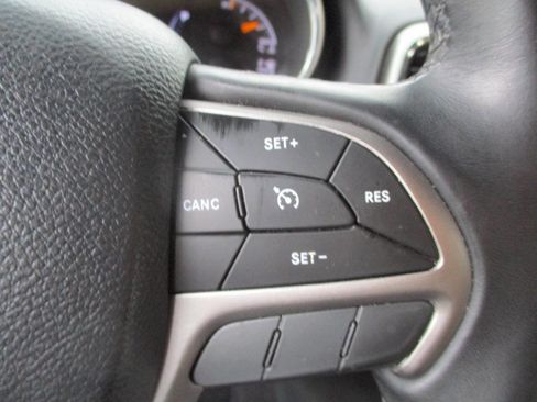 Used 2019 Jeep Grand Cherokee Laredo image 13