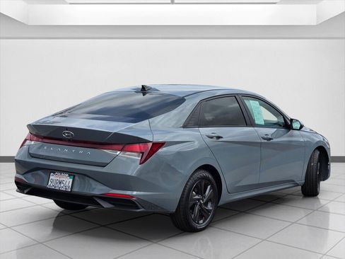 Used 2021 Hyundai Elantra SEL FWD image 5