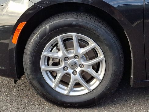Used 2023 Chrysler Pacifica Touring-L FWD image 8