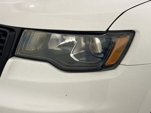 Used 2018 Jeep Grand Cherokee Laredo image 16