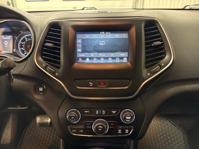 Used 2019 Jeep Cherokee Latitude Plus w/ Cold Weather Group FWD image 19