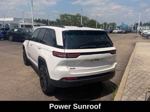 Used 2024 Jeep Grand Cherokee Altitude AWD/4WD image 5