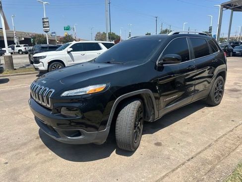 Used 2017 Jeep Cherokee Latitude w/ Safety/Convenience Group AWD/4WD image 2