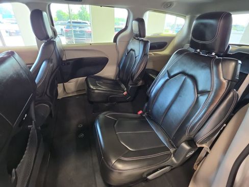 Used 2024 Chrysler Pacifica Touring-L FWD image 29