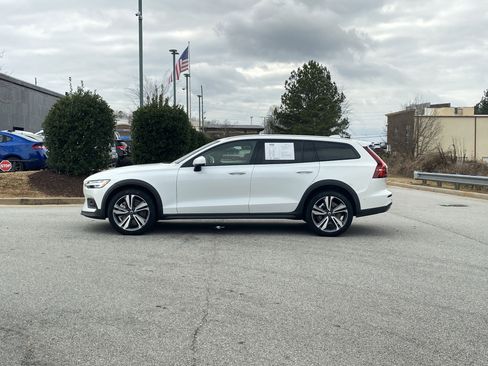 Used 2025 Volvo V60 B5 Cross Country Plus image 16