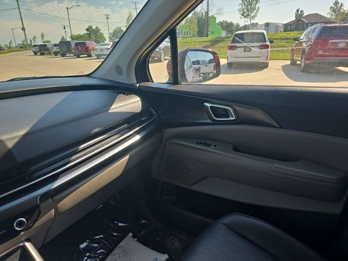 Used 2025 Kia Carnival FWD image 37
