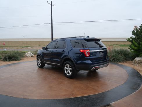 Used 2017 Ford Explorer XLT w/ Equipment Group 202A image 4
