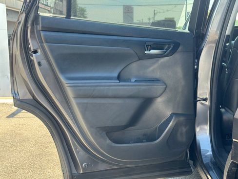 Used 2021 Toyota Highlander XLE AWD/4WD image 23