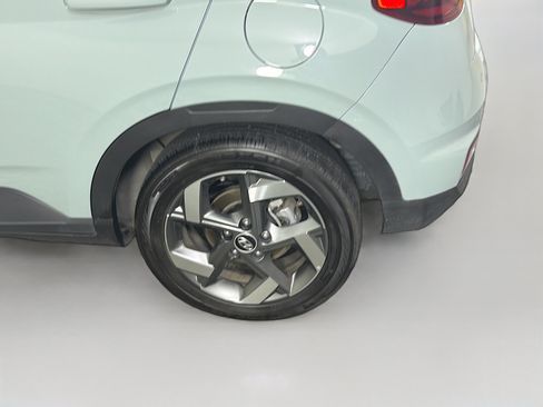 Used 2025 Hyundai Venue SEL FWD image 11