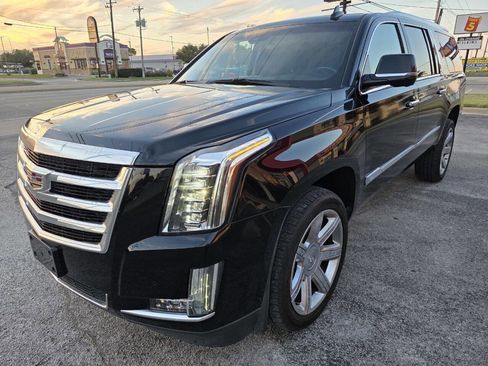 Used 2019 Cadillac Escalade ESV Luxury image 3