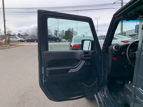 Used 2017 Jeep Wrangler Unlimited Rubicon AWD/4WD image 11