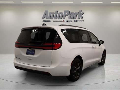 New 2026 Chrysler Pacifica Select w/ S Appearance Package FWD image 9