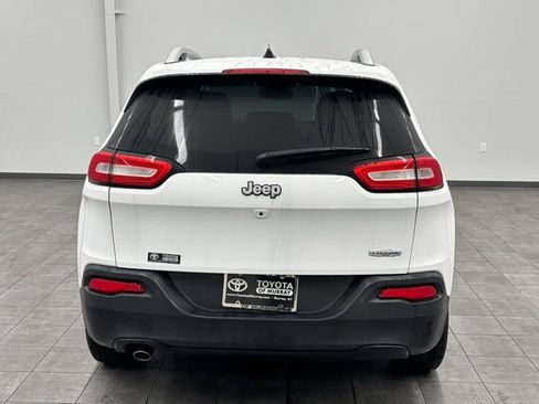 Used 2017 Jeep Cherokee Latitude FWD image 3