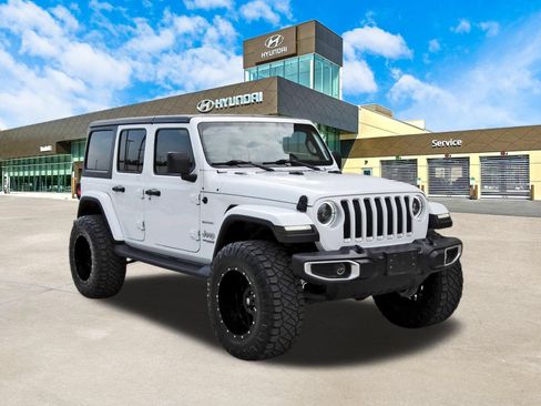 Used 2019 Jeep Wrangler Unlimited Sahara AWD/4WD image 3