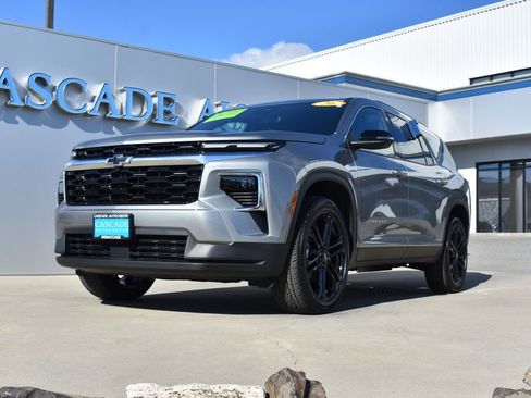 Used 2026 Chevrolet Traverse LT image 2