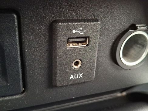 Used 2017 Nissan Titan SV image 26