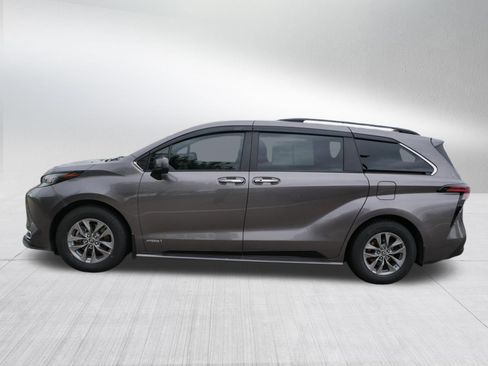 Used 2021 Toyota Sienna XLE w/ XLE Plus Package AWD/4WD image 4