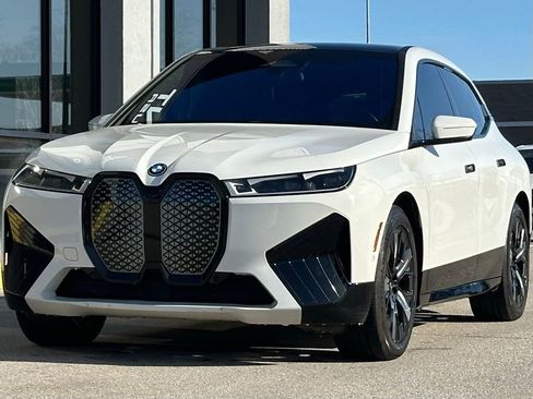 Used 2022 BMW iX xDrive50 w/ Sport Package image 4