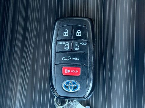 Used 2022 Toyota Sienna Platinum image 38