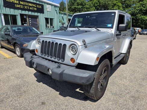 Used 2012 Jeep Wrangler Sahara AWD/4WD image 4