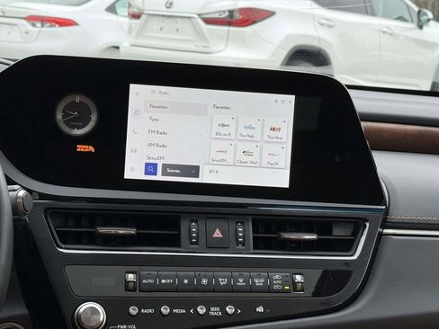 Used 2025 Lexus ES 300h w/ Premium Package image 10