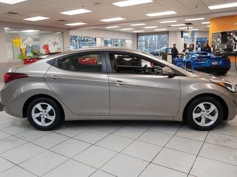 Used 2015 Hyundai Elantra SE image 11