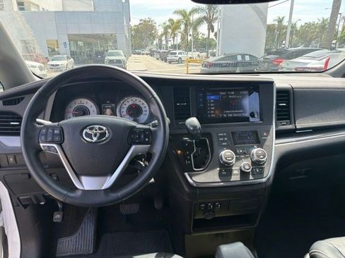 Used 2017 Toyota Sienna SE FWD image 18