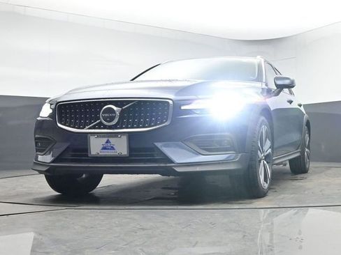 Used 2023 Volvo V60 B5 Cross Country Plus image 38