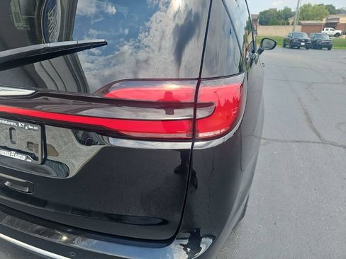 Used 2025 Chrysler Pacifica Select FWD image 6