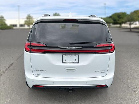 Used 2021 Chrysler Pacifica Limited w/ Uconnect Theater Family Group AWD/4WD image 6