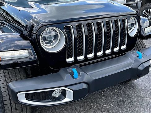 Used 2022 Jeep Wrangler Unlimited Sahara AWD/4WD image 33