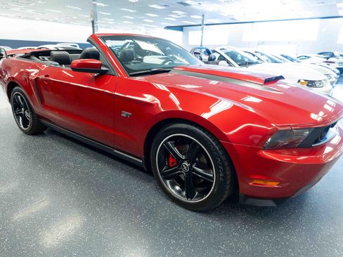 Used 2010 Ford Mustang GT RWD image 4