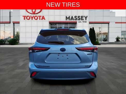 Used 2024 Toyota Highlander XLE AWD/4WD image 4