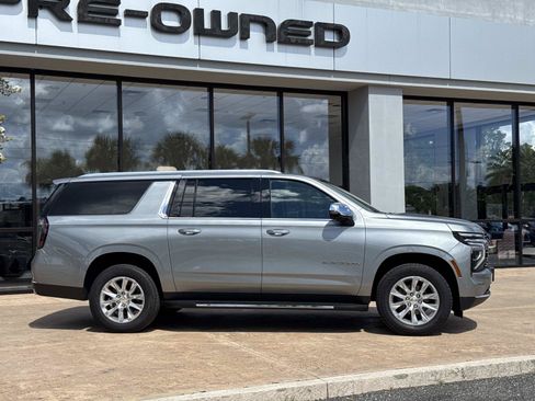 Used 2025 Chevrolet Suburban Premier RWD image 2