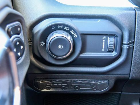 Used 2025 Jeep Wrangler Unlimited Sahara AWD/4WD image 17