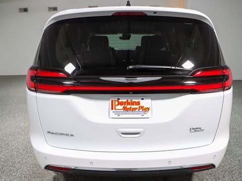 Used 2023 Chrysler Pacifica Touring-L image 8
