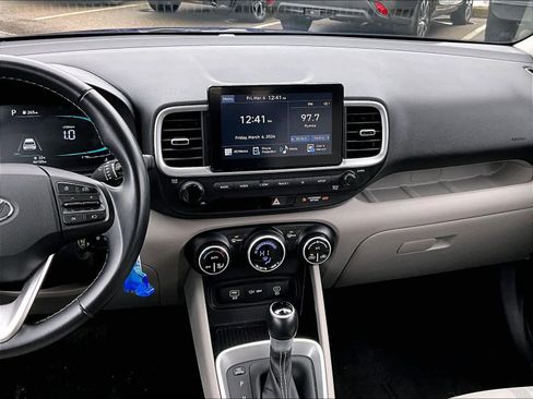Used 2023 Hyundai Venue SEL image 18