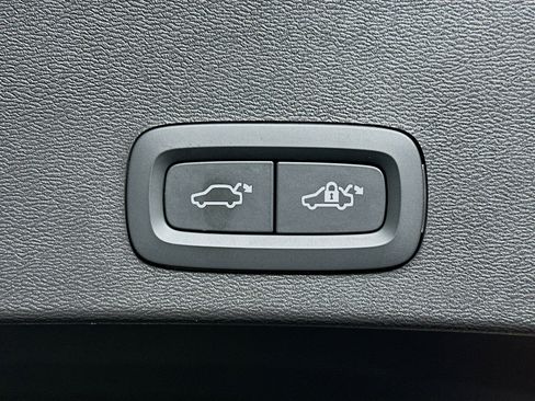 Used 2025 Volvo XC40 B5 Plus image 31