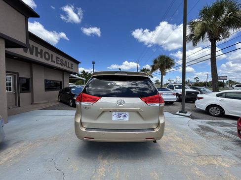 Used 2013 Toyota Sienna XLE w/ Premium Pkg FWD image 3